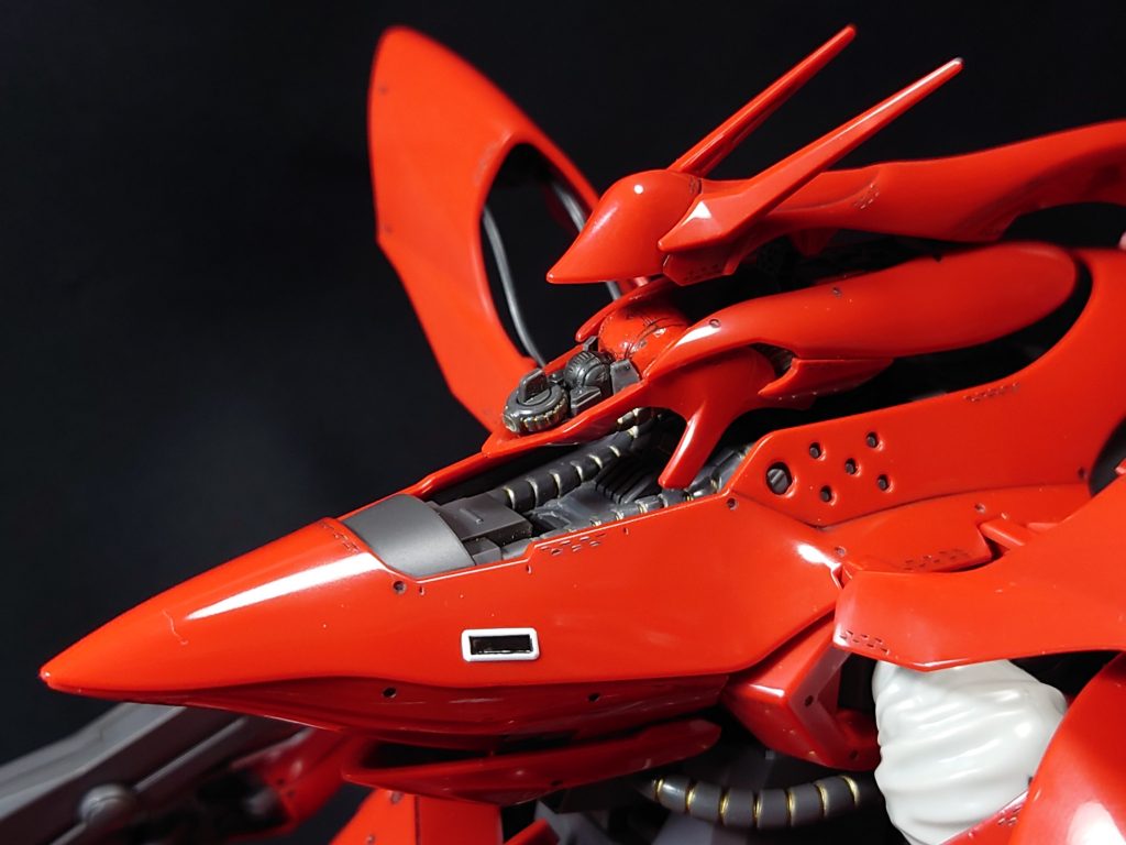 謎ディティールの頭部。無改造だと、球体の後ろにシャッターぽいディティールがあるけど、もしかしたらそっちがコクピットハッチなのかな?