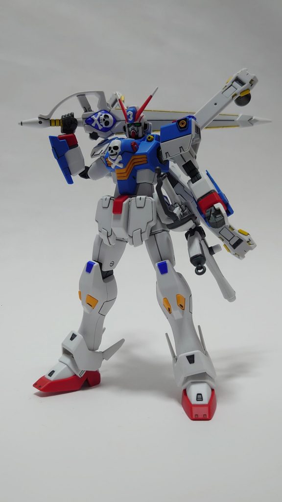 正面可動範囲は申し分なく武器を担ぐようなポーズも自然にとれます。強いて言えば左の銃持ち手が欲しかったです。