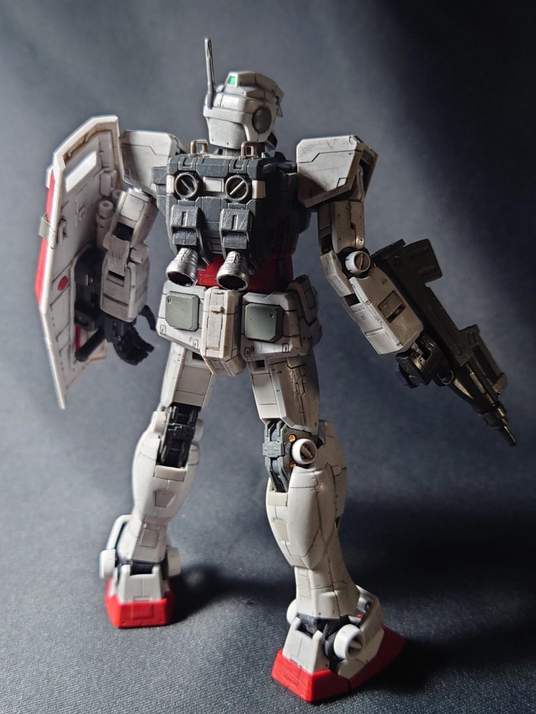 バックパックもガンダムのままでサーベルもツインになりますが、シールドに装備できるので今回はそちらを採用。