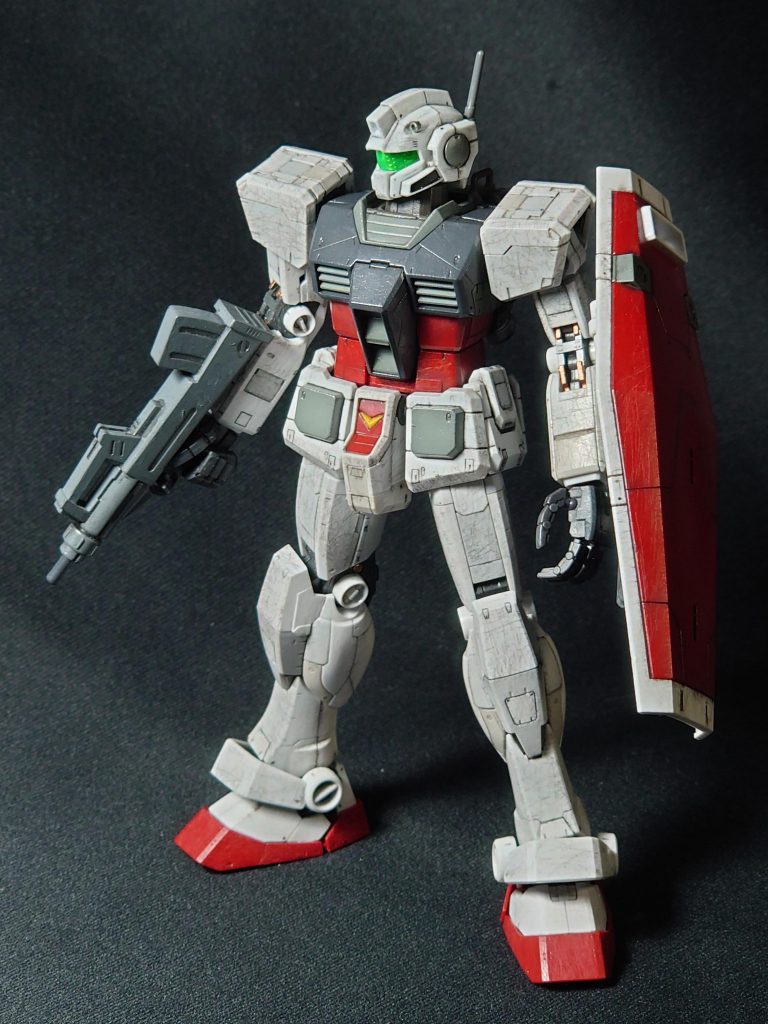 ガンダムのトリコロールカラーを、ジムらしくとテスト機らしくなるように、ブルーをダークグレー、イエローをグレーに変更してます。