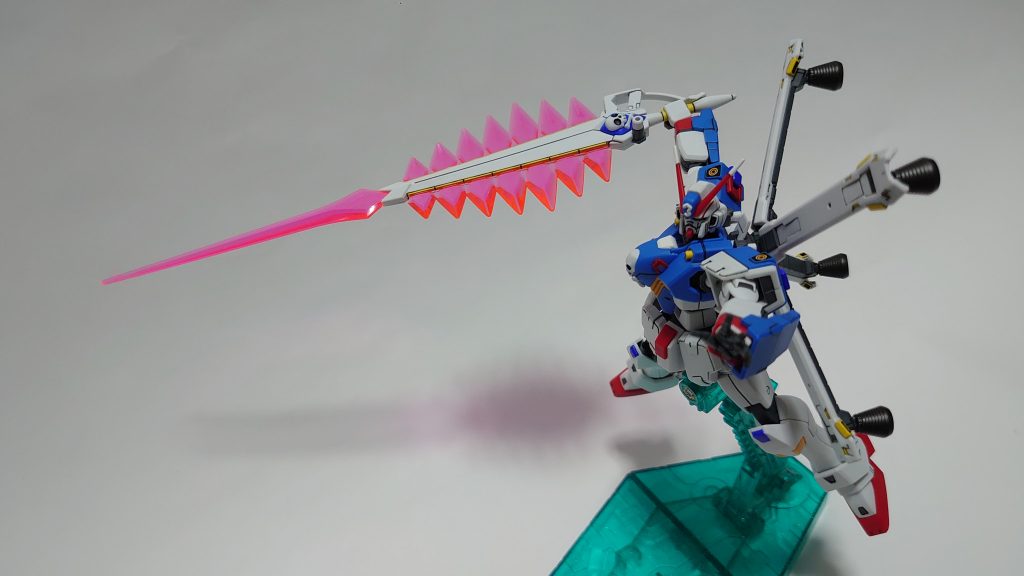 ムラマサ・ブラスター②差し替えでビーム・サーベル発振状態になりかなり派手になります。結構軽いので難なく構えられます。前腕はブランド・マーカーがオミットされIフィールドジェネレーターになっています。平手も新規パーツです。