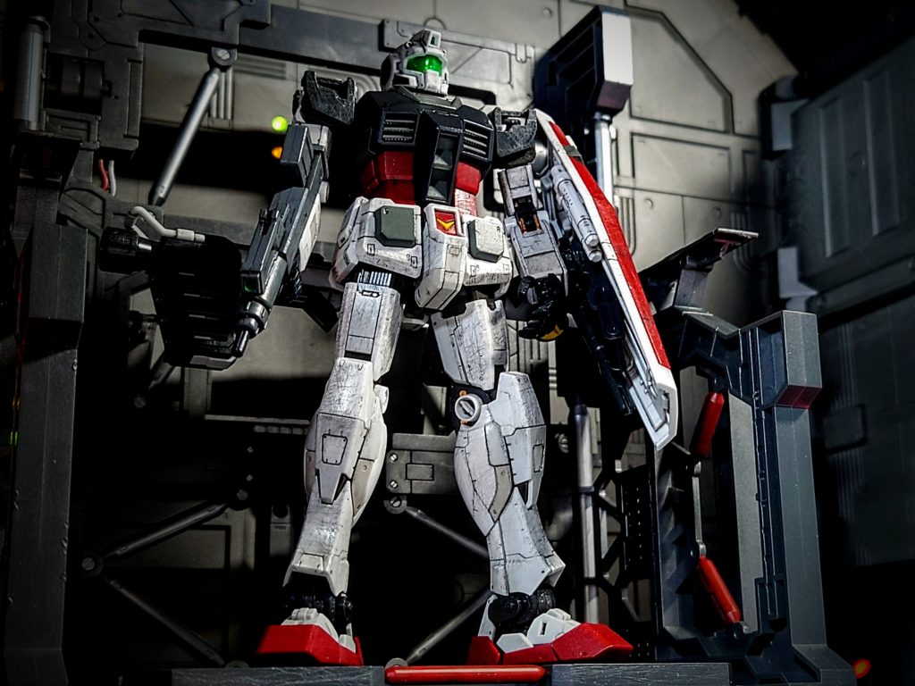 「ジム、ダム?」「そう、開発コードはGMでジムだが、コイツは基本ガンダムと同じ構成でできている…」そこからは、なんだか分からない専門用語の羅列で、自分にはさっぱりだった。観て回りながら説明を受けていたが、いつの間にかコックピットに座らされている。『さぁ、行ってみようか!』「なんでだよ!?」