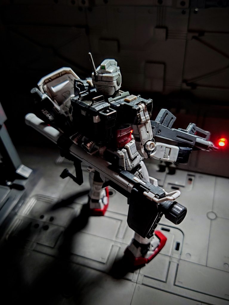 『まだガンダムと同スペックみたいなものだからなー 上手く立ち回れば戦艦も落とせるよ』「だろうけどなっ!!」資料どうりなら戦艦の主砲並みの出力のライフルだ。こんな代物は量産機には装備できるはずもないだろう。