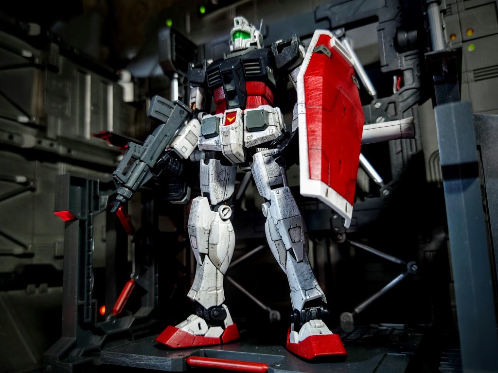 「確か、ガンダムだよな?」だが資料とは一致しない部分が多い。「コイツはジムだ。いや、ジムダムだな」後ろからの声に振り向くと、そこにはいかにも開発者らしいツナギに白衣を羽織った男が居た。