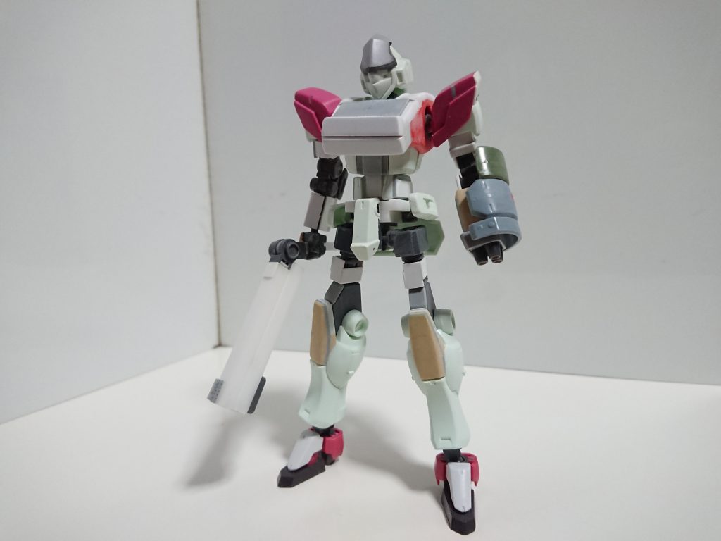 プラ材は主に胴体(胸部)の追加装甲です。塗装後にコトブキヤのパーツで装飾。