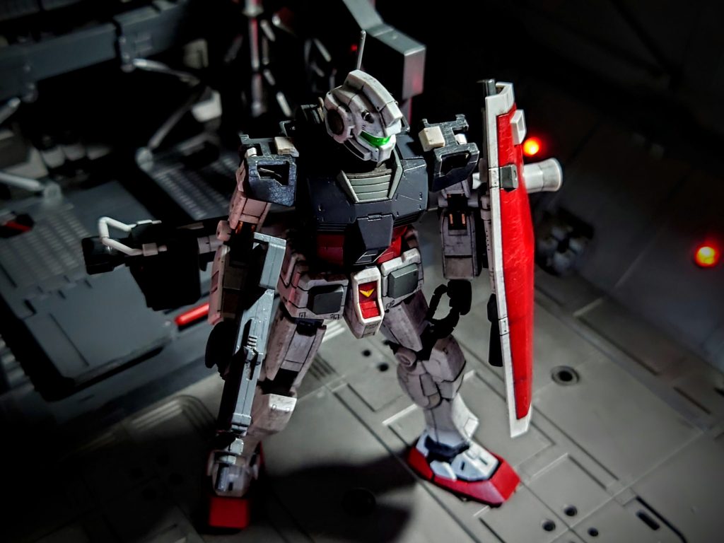 操作パネルで状態と装備を確認したときだ。「あっ! 出力が高いのは、コイツがあるからか…」右手に実弾マシンガン腰にバズーカ、これだけならば大した出力はいらないだろう。だがシールドの裏に、ビームライフルとビームサーベルが装備されていた。