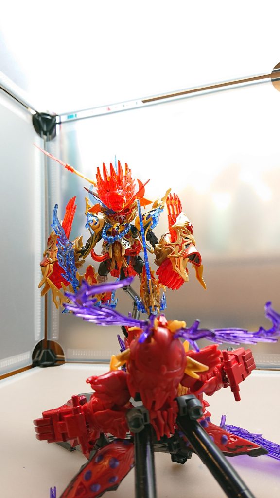 悟空!!牛魔王の振りかざした武器ごと砕き最後の一撃が決まったのだ!これにより牛魔王は倒れ同時に妖力を全て使い果してしまうそれは彼の命の最後でもあった・・・・こうして悟空達は三蔵の手掛かりは手に入らなかったものの牛魔王が支配していた火の国を開放することができたのであるそして悟空達は火の国の住民から三蔵らしき人物が西に向かったという情報を手に入れ再び玉龍と共に三蔵法師を探す旅へ出たのであった