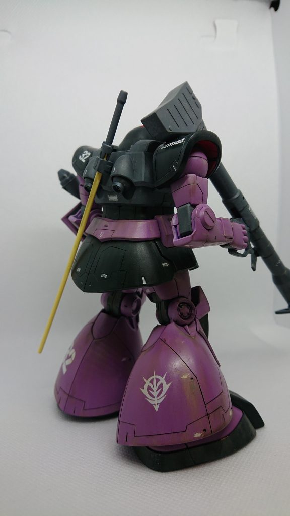 右後方から、ふくらはぎが大きいのでジオン章が映えますね。