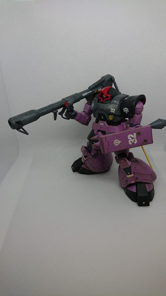 片手でジャイアントバズを構えて、マズルジャンプが大きそう。命中率はきっと低下してますね。