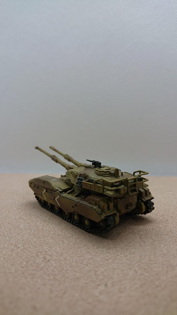 初めて戦車を作成しました。知り合いから予備の履帯を装備しろとか、バスケットに何か備品を載せろ等とアドバイスをもらい、荷物をマスキングテープで、携行缶をランナータグで作成しました。塗装も迷彩に初挑戦し、上手くいったと思ったのですが、ウェザリングをしたら判別しにくくなってしまいました。もっと上達したいです。ご覧頂きありがとうございました。