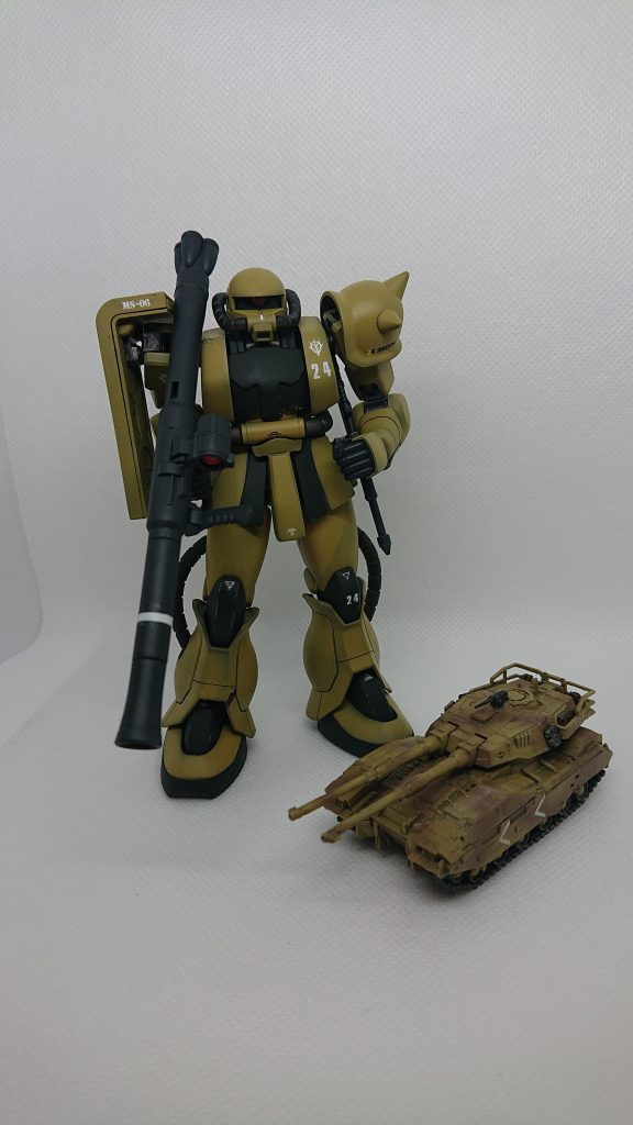 ザクとツーショット以前自衛隊の90式戦車を間近で見る機会がありました。とても大きく感じたんですが、ザクと並べるとすごい差が…。戦車兵、ましてや歩兵はこんな未知の兵器が宇宙から降ってきたら恐怖でパニックになりますね。