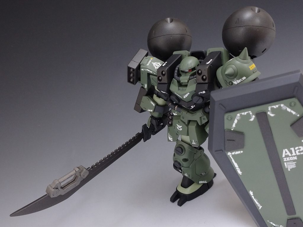 近接戦闘用に大型ヒートサーベルも装備。システムウェポンのヒートサーベルはザクには大きかったですがF2000ならサイズに負けなくて良かったです(笑)