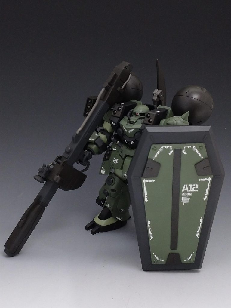 ビームバズーカだけでは足りないと思ったので大型シールドと余っていたドラッツェのスラスター(?)を追加しました。またモノアイ部分にはペットボトルを切り出してカバーを差し込んでます。