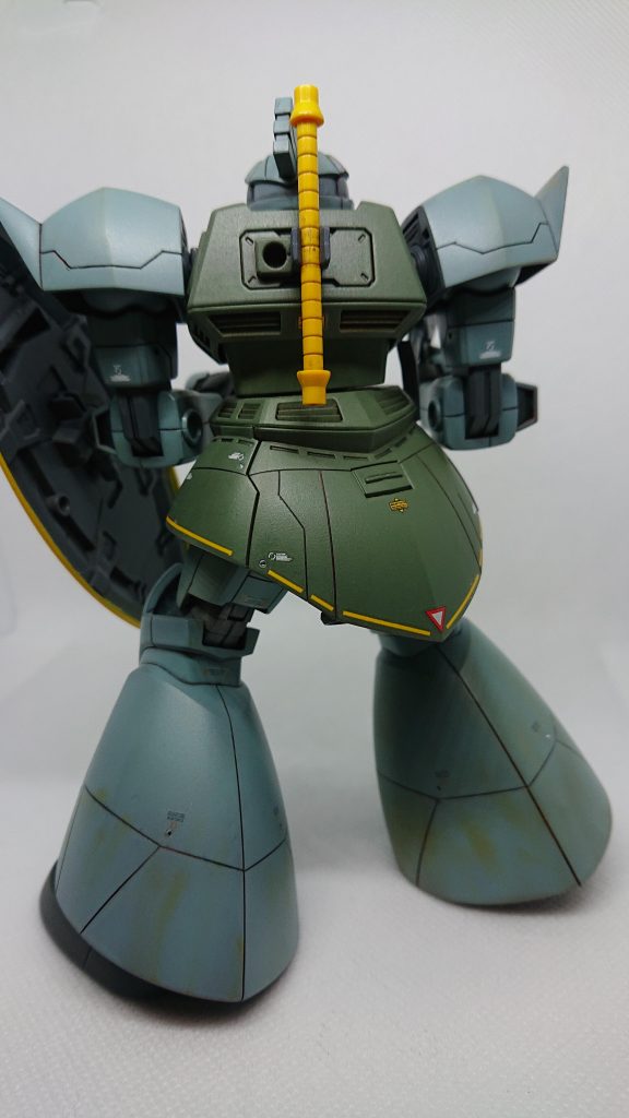 背後から。胴体のスジボリはスカートの裏打ちをマスキングテープで写して作成