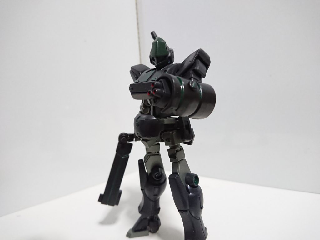 武装2 ニードルバルカン 棘状の弾丸を発射する左腕のバルカン砲主に牽制や弾幕張りに使用。 腕にしたストライクの手が見つからず替わりを使うのももったいなかったので武器腕にしました。 盾はリーオーの肩です。