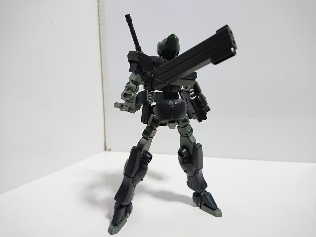 武装1 ビームイーグルビームマグナム並の威力のビームライフル(10発まで)。もとは何かの武装で作っていたけどその機体に似合わずジャンク箱の隅に落ちていた物です。素材は角プラ棒とボールデンの関節パーツです。