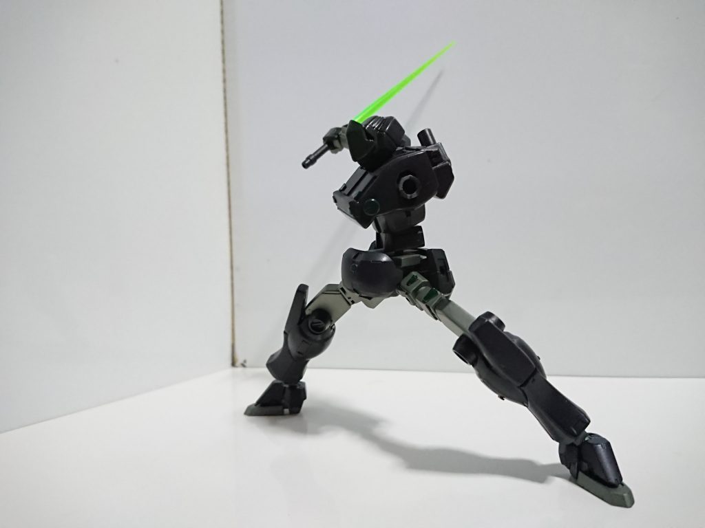 ツインの名前の通り柄からも刃が出ます。逆手持ち。