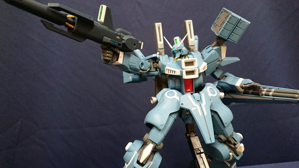 ビームライフルでアクション！今回、素組にしたのには2つ理由があり、成形色が思いのほかしっくり来てたのと、「たぶん動かしたら擦れまくるだろうな」ということからです…。というか基本は素組派ですw