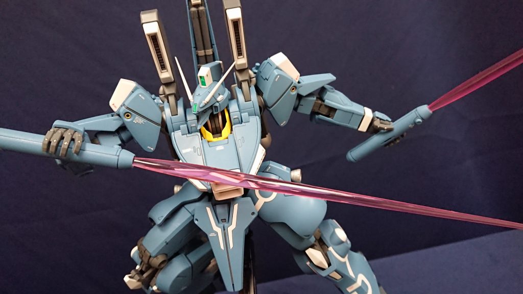 ビームサーベルで突撃！怖いから肩のミサイルは外したけど…、やっぱり予想以上に凄く擦れる。塗装しなくて良かった