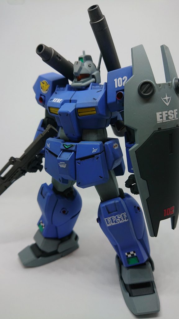 シールドとライフルを構えて