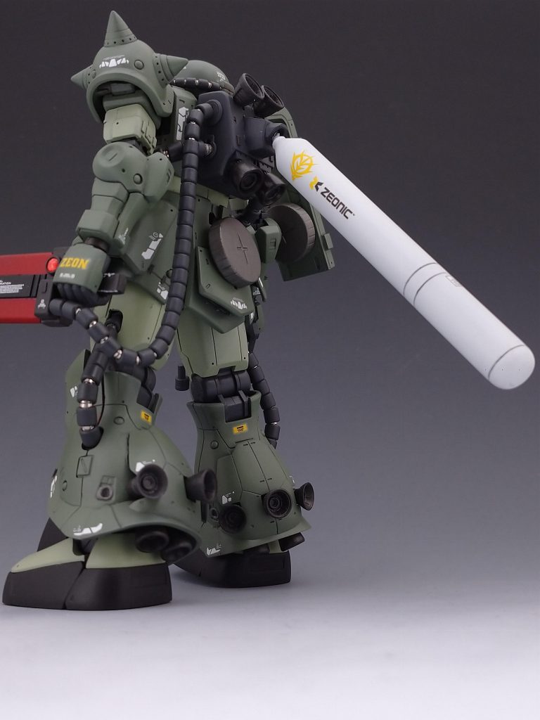 高機動試験型の一種という事でバーニアの増加、またプロペラントタンクの増設をしてあります。ザクマシンガンのマガジンも余ってきたので予備弾倉として腰やシールドの裏に追加しました。