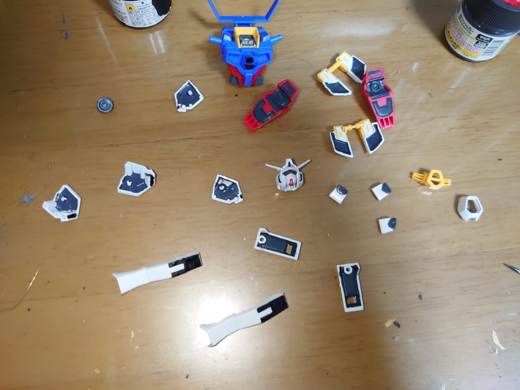 塗装中の様子今回は膝をつや消しブラック、装甲裏をMSファントムグレー、関節をGXレッドゴールド、センサーはつや消しブラックとGXメタルグリーンで塗装しています。