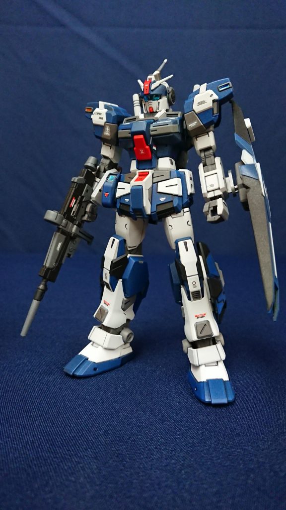 まずはハイパービームライフルとシールドを装備今回も素組でいこうかと思ってたのですが、フレームランチャーの塗装色を間違えてしまい、その結果今の色が気に入ったので全塗装になりました改造点は特になく、シェキナー用のジェネレーターをサイドアーマーの代わりにしたのと、フレームランチャーにシールドを付けられるようにしたぐらいですあと背景ですが、紺色の暗幕しか持っていないので見にくいかもしれません、申し訳ないです…(T_T)