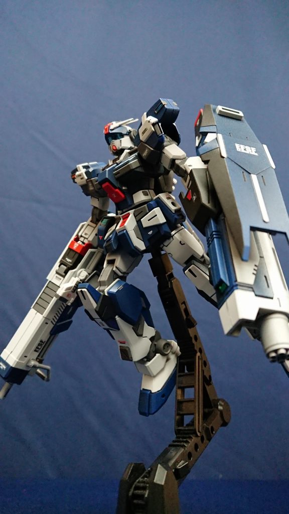 あおったアングルからの発進シーケンス。ヘビーガンダムとはまた違ったバイザーがカッコいい…デュアルアイがチラッと見えるようにしたかったので、ホイルシールを目の部分だけくり抜いて、クリア光沢で強調させてあります