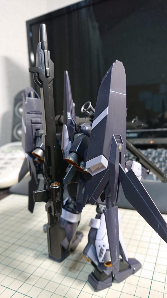 コンセプトは高機動、高火力、ステルス色。ダークダガーLに機動性加えたものになります。まぁなんでダガーでなくスタークジェガンになってしまったかと申しますと、追加装甲好きなんですよ。同様の理由でデュエルのアサルトシュラウドも好きな訳ですが。細身のダガーよりはどっしり感が出るかなと思ったのですが、背負ってる物が豪華過ぎてどっしり超えた別物になってました。