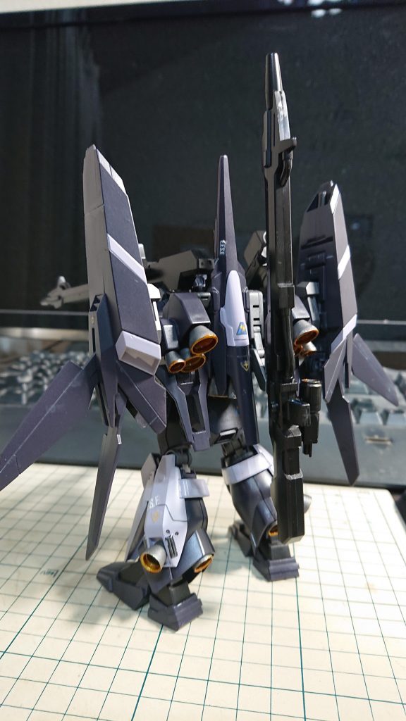 配色はダークダガーLをイメージして黒とグレーでまとめてあります。追加装甲がグレーになる感じですね。リゼルC型のディフェンサーbユニットが思ったよりスタークジェガンにマッチしたのはさすがUC作品同士なのかなと。さも当然のようにロンドベル貼り付けてあります。これがラー・カイラムから飛び出てくるとか少し想像してみましたけどね。割といいんじゃないでしょうか。