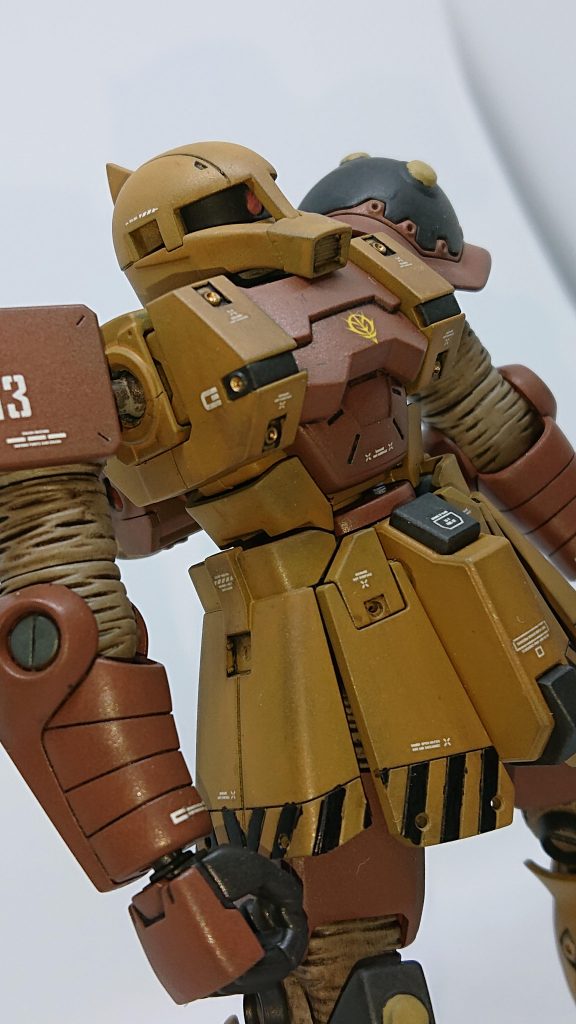 コーションデカールを多めに張り付けました。