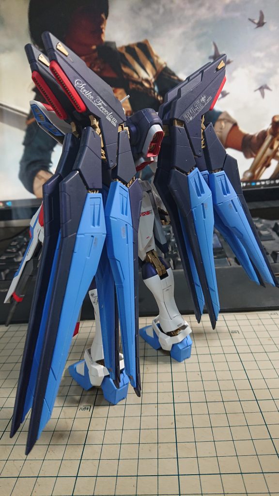 バックショット青の色はドラグーンを基準に設定してしまったので本体側はややトーンが軽めになってしまったかもしれません。ドラグーンと本体は青の配合比率を変えてもよかったのかなとも思います。あまり青のトーンを重くすると今度はドラグーン基部の紺と相まってかなり重い印象になるのを避けた結果でした。