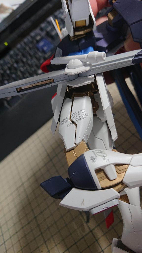 インフィニットジャスティスのデカール指示があった部分、ストライクフリーダムには指示がありませんでしたが同じ様にモデルナンバーを腿にデカール貼付・分割してあります。まぁストフリとインジャスは極力合わせた方がいいかなという事で。