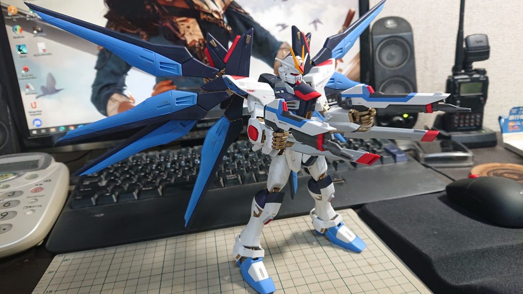 ハイマットモードフリーダムに比べてストライクフリーダムは肩から回すパラエーナがない分スッキリしている感じです。まぁこの方がポージングの制約があまりないので有り難いですけどね。フリーダムはパラエーナ展開する関係上、能動性空力弾性翼を展開するにも制約ができてしまいますので。