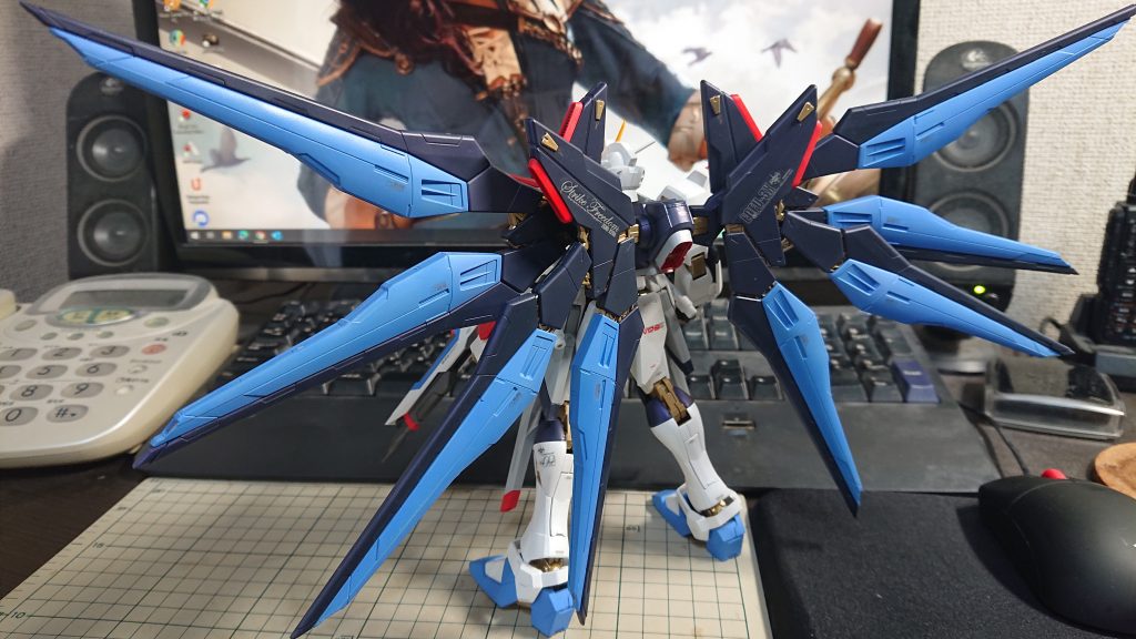 バックショット、ドラグーンを外してもよかったのですが、折角塗装したのでドラグーン未展開の大気圏モードということで。ドラグーン外しても結局は金フレームが顔を出すだけですしね。ハイマットモードでも自立できるのはかなりいいかと。ただし飛行モードは機動兵装ウイングを後方へ倒す為にバランスが後方に行くので自立不可、スタンド必須となります。