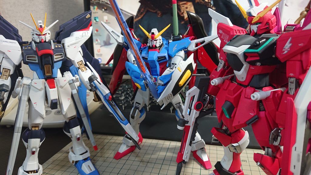 ようやくSEED DESTINY後半主力機が揃いました。こうしてみると劇中に一番近いのはストフリですね。インジャスはイージスに寄せてしまったし、デスティニーは羽根との対比で明るめに設定してしまったので。