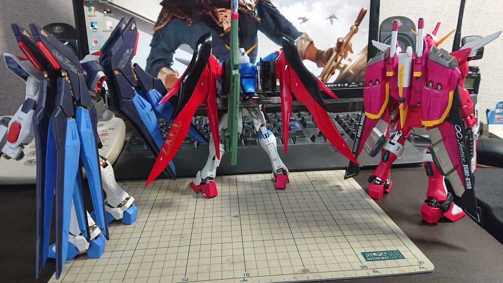 三者のバックショット、それぞれ背負うものは異なりますがどれもヘビー級の背負い物ですね。唯一デスティニーの光の翼だけは鏡面処理になっているので印象がずいぶん異なりますが、まぁこれはこれでよかったのではないかと。ご拝読ありがとうございました。