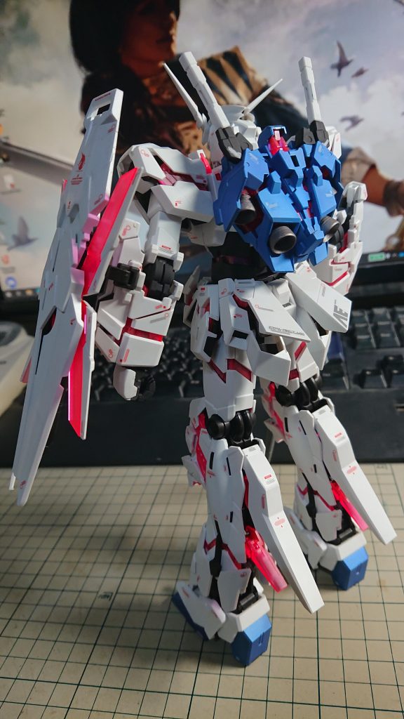 バックショット、ランドセルは劇中よりかなり明るめになっています。フレームがほぼ黒いのでこのくらい明るくてもそれほど違和感は感じませんでした。多分劇中くらいのディープブルーだと重く感じるかもです。