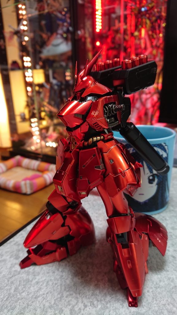 デカールはほぼ貼ってませんが、襟元のデカール(ガンダムデカールサザビー用)のデザインがカッコいいです。