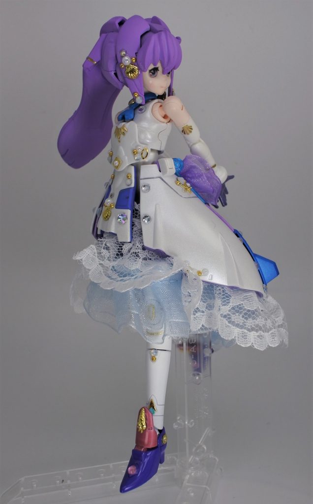 肌の部分と足の白い部分はつや消し仕上げ。それ以外はパール塗装などで質感に変化をつけました。目の部分ほか、キット付属のシールは使っていません。