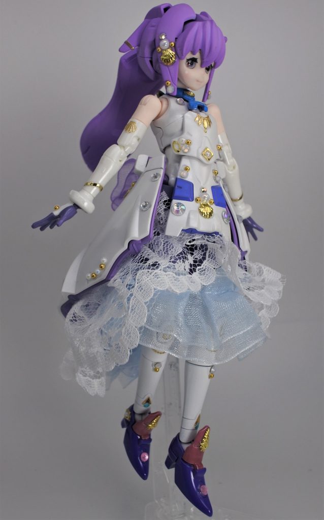 まず塗装、次いでネイルシールを使ってデコレーションしたり、妻の力を借りてメイク（ウェザリングマスターG/Hが買えなかったので本物を使用）したりし、最後に布製のスカートやリボンを取り付け、リアルドール風にして完成です。