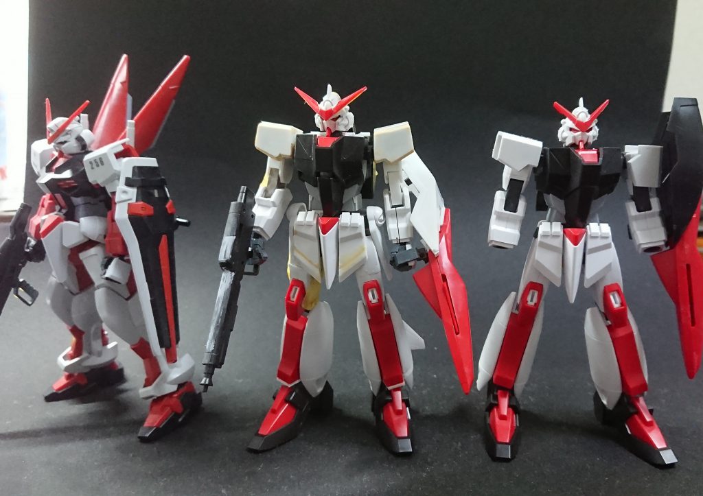 元キットは今の目線で見るとかなり貧相なので、後発キットのM1やHGCEシリーズを参考に各所延長等工作しています。（一番右は無改造です）前腕もかなり太く感じたので2ｍｍ近く幅を詰めています。その分最新キット等に付属する四角いポリキャップに置換しています。この後肘は二重関節にしました。