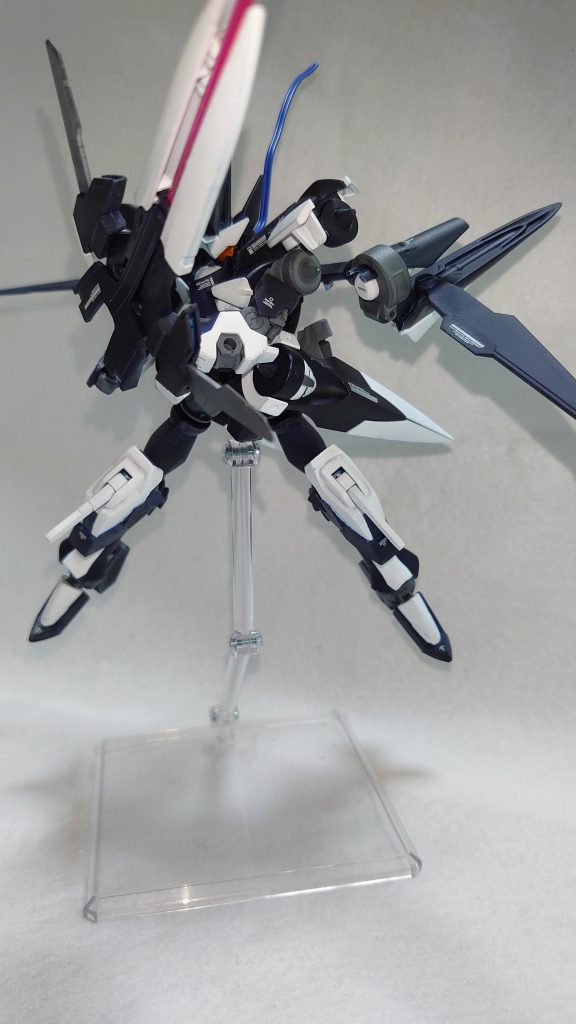 見た目的には満足なのですが、動かしてみると、ブレイヴが基礎となっている為、肩が上がらないのが気になりました肩関節だけ何とかしたいところですね…🤔  ご閲覧ありがとうございましたm(_ _)m