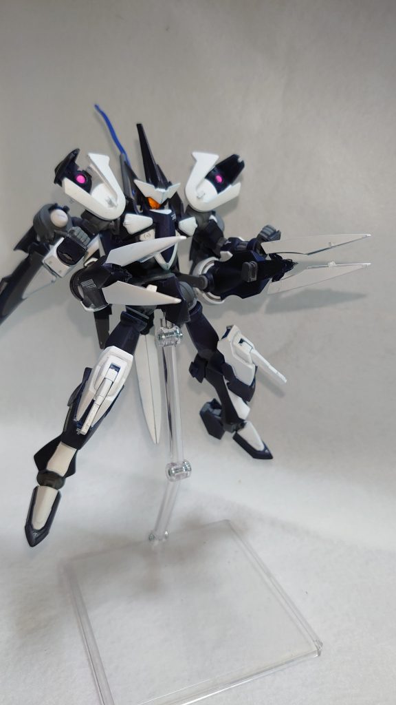 射撃武器は両肩と腰のGNドライブを展開して放つ『フォースパニッシャー』