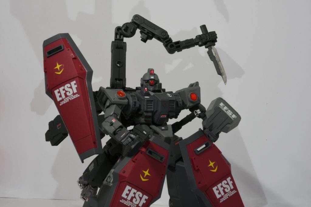 シールド、サブアーム装備+武装紹介。本機におけるシールドの役割は「攻撃を1発防げればいい」というもので、被弾した際は即座にパージし、機動力を向上させる。リアアーマー左側に対空迎撃、牽制用のガトリングを装備。サブアームは弾倉交換、万が一の際の近接戦闘が役割となっており、小型ハンドガン、ナイフを搭載。