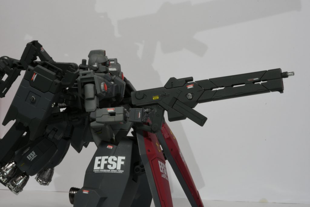 高初速型65mm電磁投射砲。上部が砲身、下部が冷却装置とセンサーになっている。装甲貫通力が非常に優れているが、反動抑制のために弾頭を小型化したため敵機のセンサー部か関節部を正確に狙撃しないければ致命打になり得ないという欠陥を抱えている。6連装垂直ミサイル。バックパック右側に装備される。鉛直方向にミサイルを発射するという性質上、閉所での使用は不可能であり、破壊力こそあるものの誘導性能はあまり高くはない。よって、本装備は敵機を電磁投射砲を打ち込める位置への誘導用として扱われる。肩部センサーと連動し、精密射撃が可能。100mmマシンガン。(写真では良く見えません!すみません!)陸戦型ジムの元々の装備を流用し、リアアーマー右側に装備している。主に敵機の牽制用。
