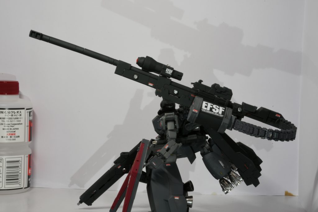 200mm大型砲。(左のツールクリーナーは気にしないでください。)上部の大型センサーを用いた遠距離砲撃による敵機の釣り出し、或いは撃破が主目的。榴弾、三式弾、ナパームなどの撃ち分けが可能だが反動が強く、連続して当てるためにはGBNのシステムに頼らない経験と勘による射撃能力が必須。本来想定された運用方法で敵機を撃破するには「長距離で反動の強い砲撃を確実に成功させ」、「中距離での高機動戦を90秒という短時間で制し」、「敵機の攻撃は確実にシールドで受け」、「高速で動く敵機の関節、センサー部を正確に射抜き」、「敵機に懐まで潜り込まれた際はサブアームのみで戦闘を行う」ことが必要となる。チャンプあたりなら余裕じゃないか!