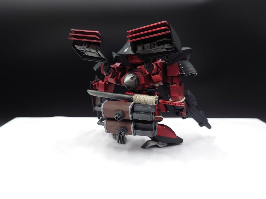 腰には直刀血刃（ちょくとうじにん）と自走式絡繰り自動魔遁（おーとまとん）