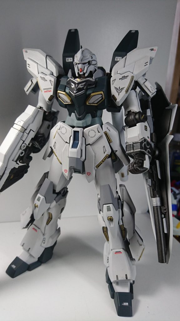 エングロービング部には初めてエナメル塗装にて二度塗り後にエナメル溶剤にて下地のシルバーを露出しました。仕上がりは下手ですが普通に塗るよりいい感じ。