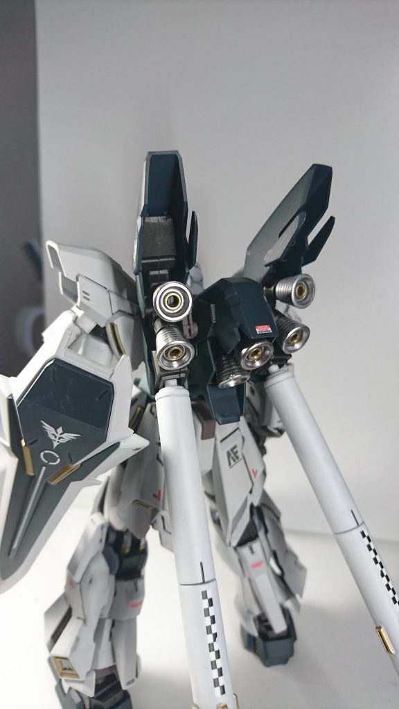 バックパックのバーニアも内部にゴールドでワンポイント。今回部分塗装を初めて筆塗りしました。プロペラントタンクはやはり白色。タンク部分のみ会わせ目消しました。